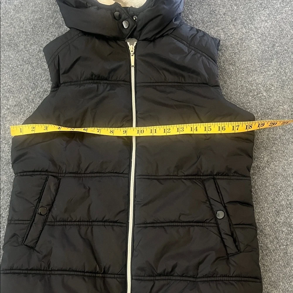 Kids Black Puffer Vest with Hood Amanda Jones Size‎ M